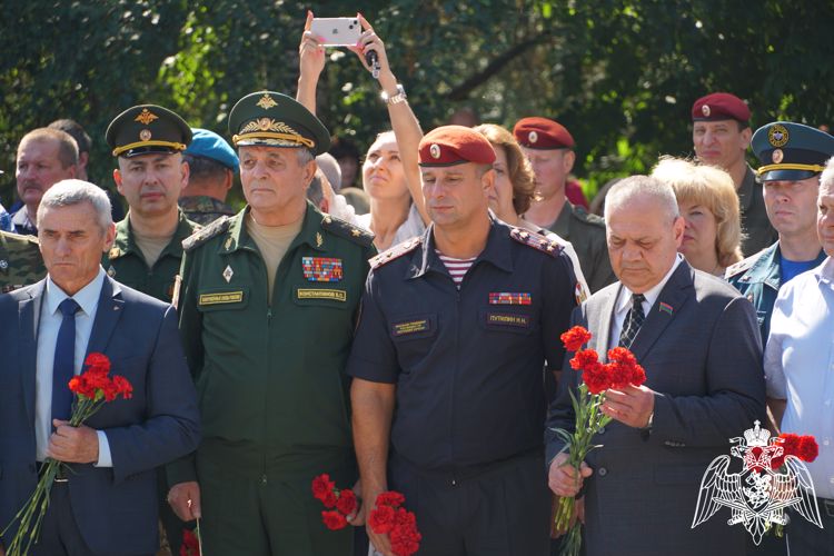 В Карелии руководство Росгвардии приняло участие в мероприятиях по случаю Дня Воздушно-десантных войск РФ (видео)