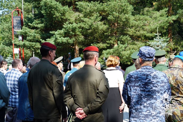В Карелии руководство Росгвардии приняло участие в мероприятиях по случаю Дня Воздушно-десантных войск РФ (видео)