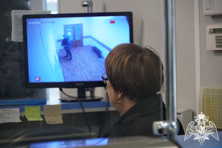 В Карелии росгвардейцы проверяют защищенность охраняемых объектов образования