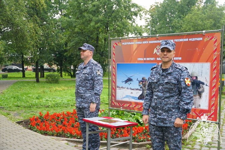 В столице Карелии росгвардейцы развернули мобильный пункт отбора граждан на военную службу