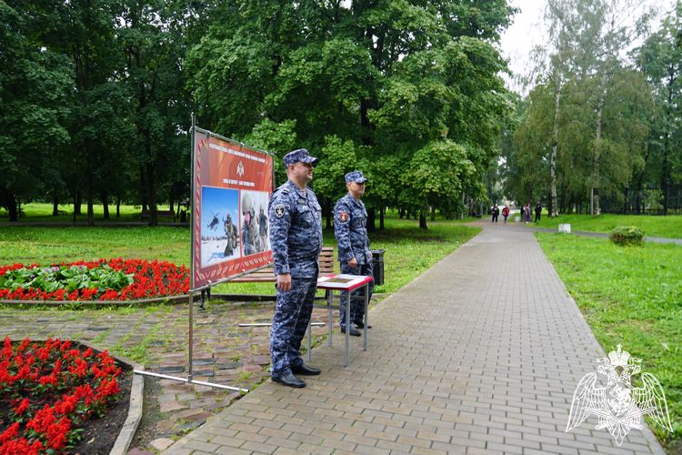 В столице Карелии росгвардейцы развернули мобильный пункт отбора граждан на военную службу