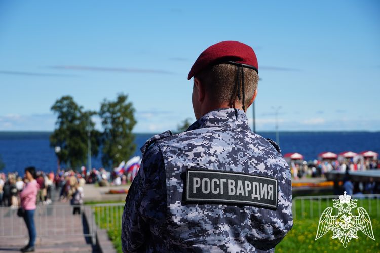 В Карелии руководство Росгвардии приняло участие в мероприятиях, посвященных Дню Государственного флага России ​