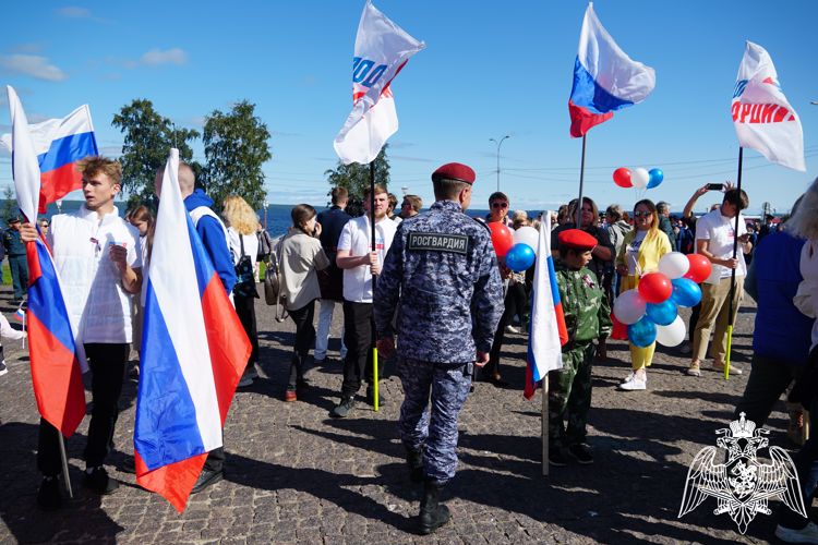 В Карелии руководство Росгвардии приняло участие в мероприятиях, посвященных Дню Государственного флага России ​