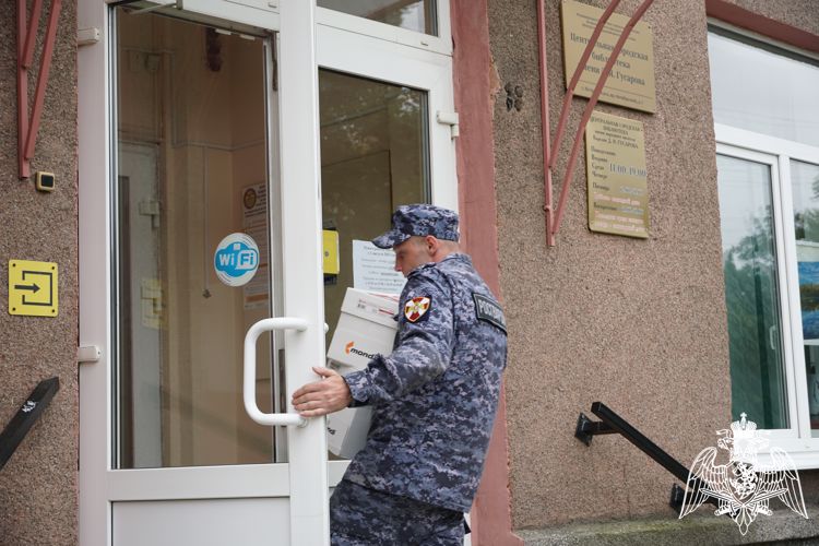 Представители Росгвардии передали канцелярию для школьников Карелии и Донбасса (видео)