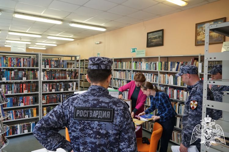 Представители Росгвардии передали канцелярию для школьников Карелии и Донбасса (видео)