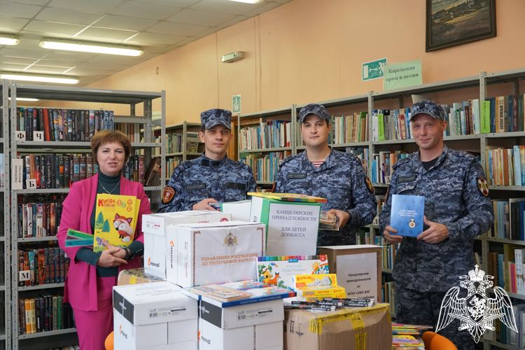 Представители Росгвардии передали канцелярию для школьников Карелии и Донбасса (видео)