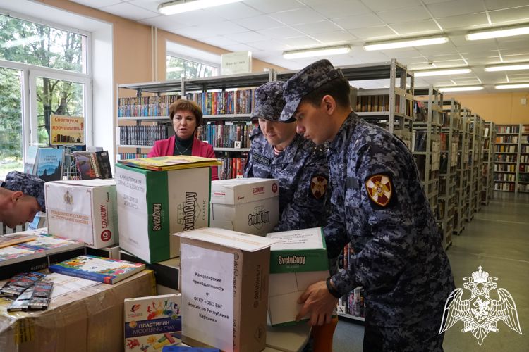 Представители Росгвардии передали канцелярию для школьников Карелии и Донбасса (видео)