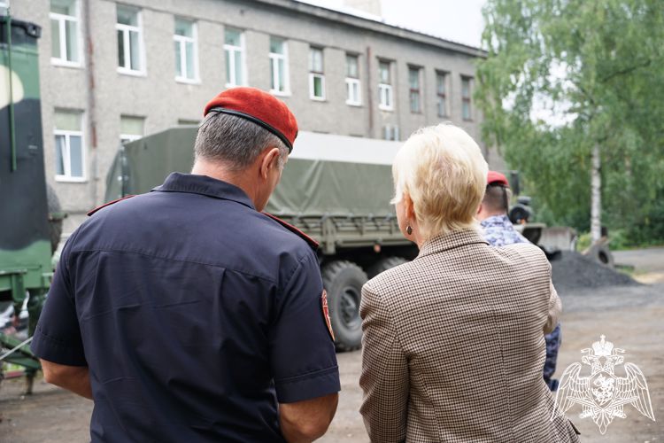 В Карелии представители республиканской власти пополнили материальную базу Росгвардии для участия в СВО