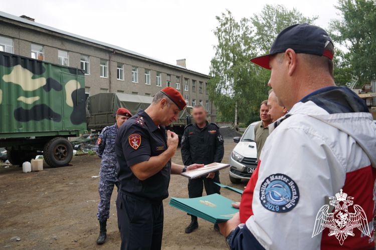 В Карелии представители республиканской власти пополнили материальную базу Росгвардии для участия в СВО