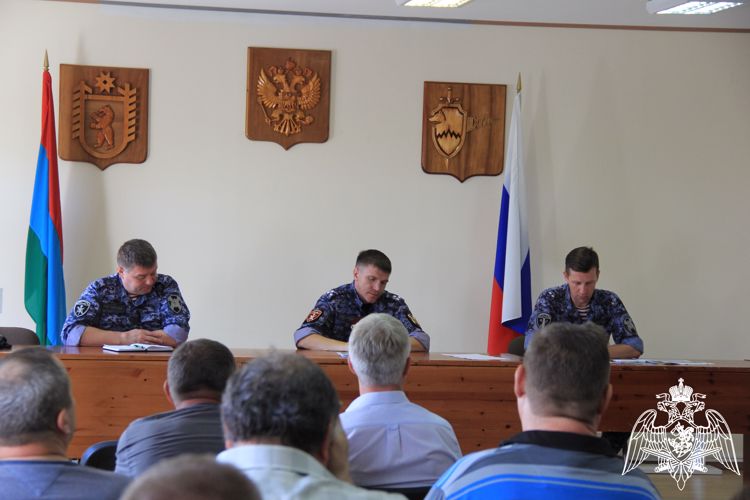 Карельские росгвардейцы обсудили с частными охранниками преимущества службы по контракту 