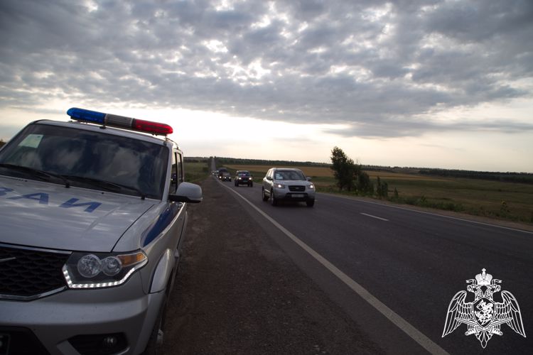 Росгвардейцы обеспечили безопасную доставку гуманитарной помощи жителям Донбасса (ВИДЕО)