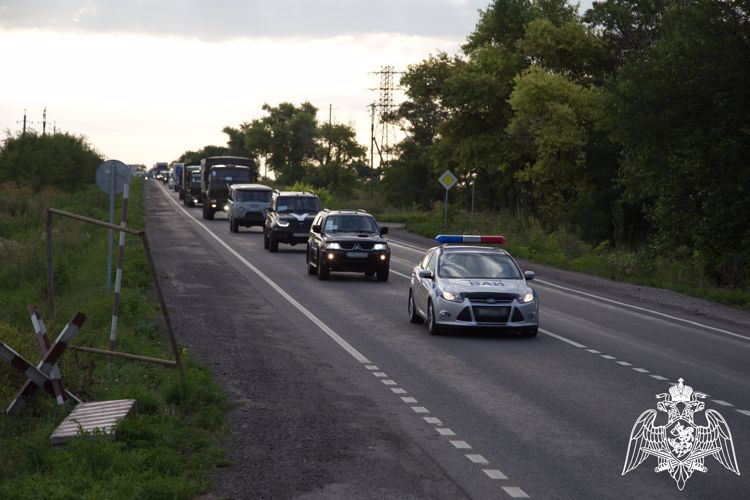 Росгвардейцы обеспечили безопасную доставку гуманитарной помощи жителям Донбасса (ВИДЕО)