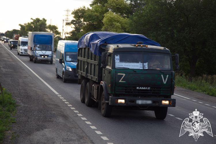 Росгвардейцы обеспечили безопасную доставку гуманитарной помощи жителям Донбасса (ВИДЕО)