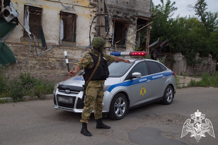 Росгвардейцы обеспечили безопасную доставку гуманитарной помощи жителям Донбасса (ВИДЕО)