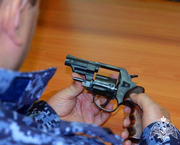Жители Карелии добровольно сдали сотрудникам Росгвардии 15 единиц оружия