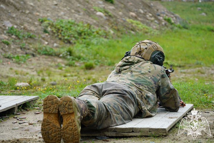 В Карелии сотрудники ОМОН «Илвес» отрабатывают боевые и специальные навыки
