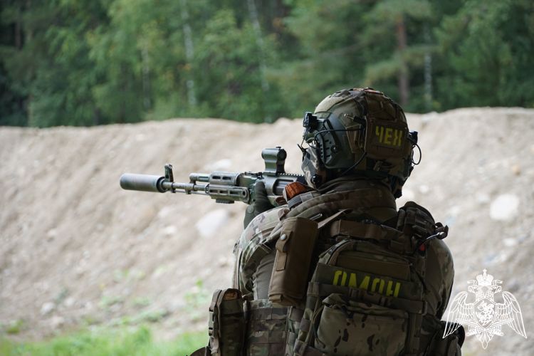 В Карелии сотрудники ОМОН «Илвес» отрабатывают боевые и специальные навыки