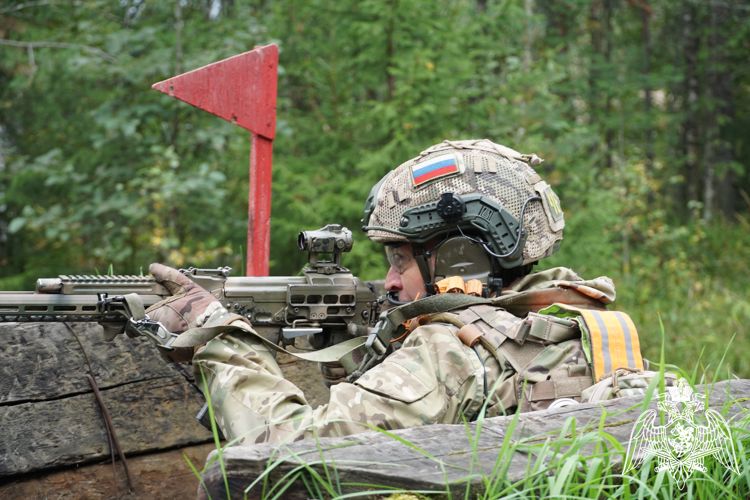 В Карелии сотрудники ОМОН «Илвес» отрабатывают боевые и специальные навыки