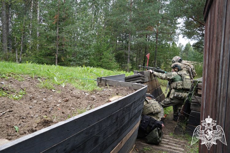 В Карелии сотрудники ОМОН «Илвес» отрабатывают боевые и специальные навыки