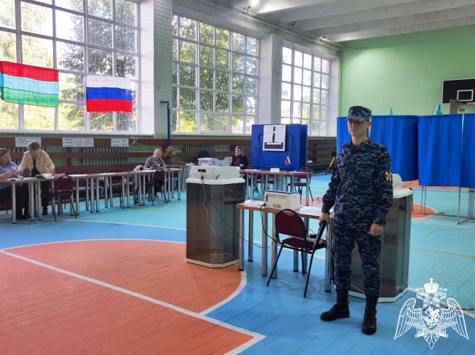 Сотрудники Росгвардии обеспечивают общественную безопасность на избирательных участках Карелии