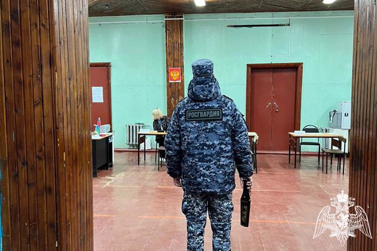 Сотрудники Росгвардии обеспечивают общественную безопасность на избирательных участках Карелии