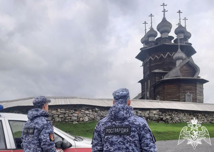 В Карелии росгвардейцы оказали помощь человеку, находившемуся долгое время в воде