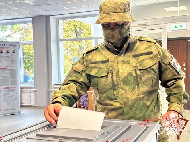 Росгвардейцы проголосовали на экстерриториальных участках в ДНР (видео)