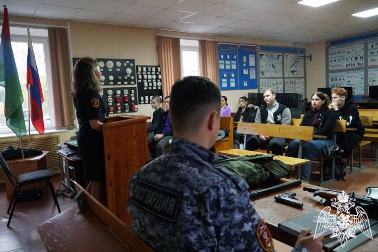 В Карелии вневедомственная охрана Росгвардии провела День открытых дверей для студентов