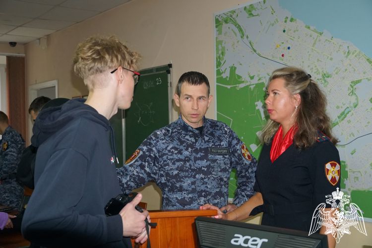 В Карелии вневедомственная охрана Росгвардии провела День открытых дверей для студентов