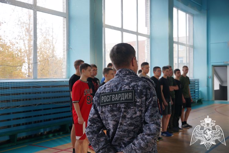 Карельские росгвардейцы провели занятие по рукопашному бою для кадетов подшефного класса (видео)