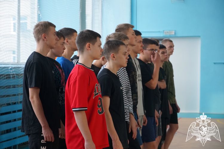 Карельские росгвардейцы провели занятие по рукопашному бою для кадетов подшефного класса (видео)
