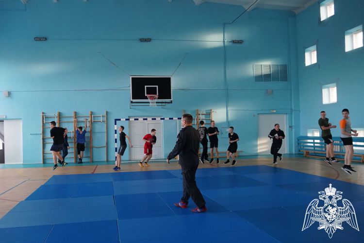 Карельские росгвардейцы провели занятие по рукопашному бою для кадетов подшефного класса (видео)