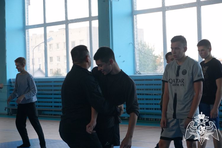 Карельские росгвардейцы провели занятие по рукопашному бою для кадетов подшефного класса (видео)