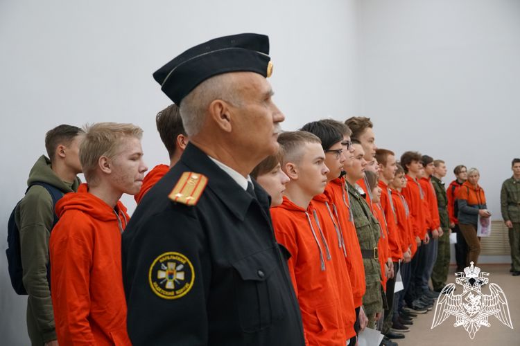 Офицеры спецподразделений Росгвардии провели сборы для школьников Петрозаводска (ВИДЕО)