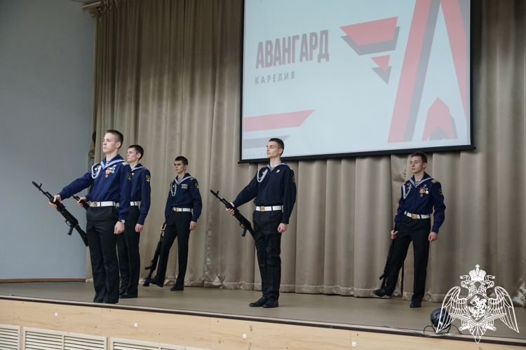 Офицеры спецподразделений Росгвардии провели сборы для школьников Петрозаводска (ВИДЕО)