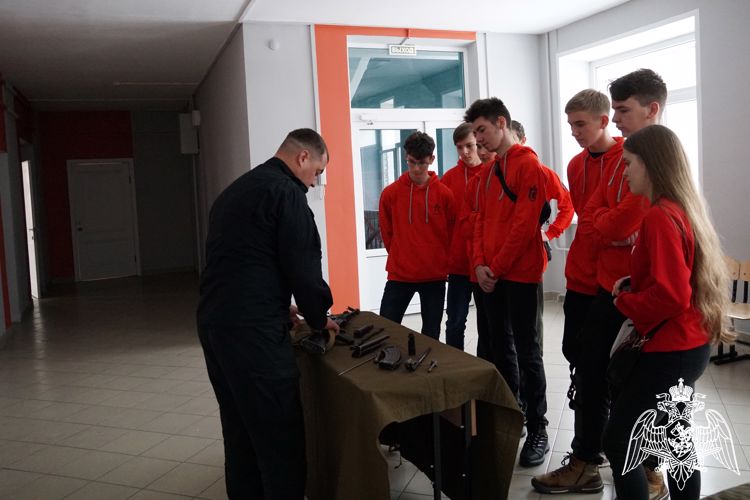 Офицеры спецподразделений Росгвардии провели сборы для школьников Петрозаводска (ВИДЕО)