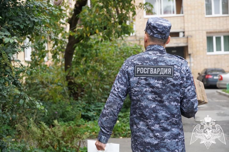 Карельские росгвардейцы поздравили ветерана ведомства с юбилеем и Днем пожилого человека