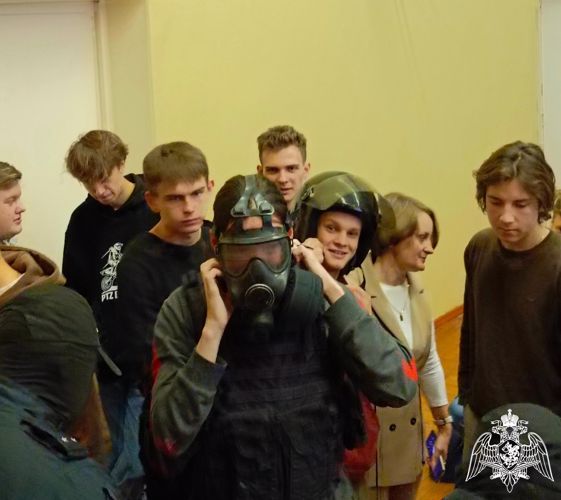В преддверии 30-летия карельского ОМОН спецназовцы встретились со студентами