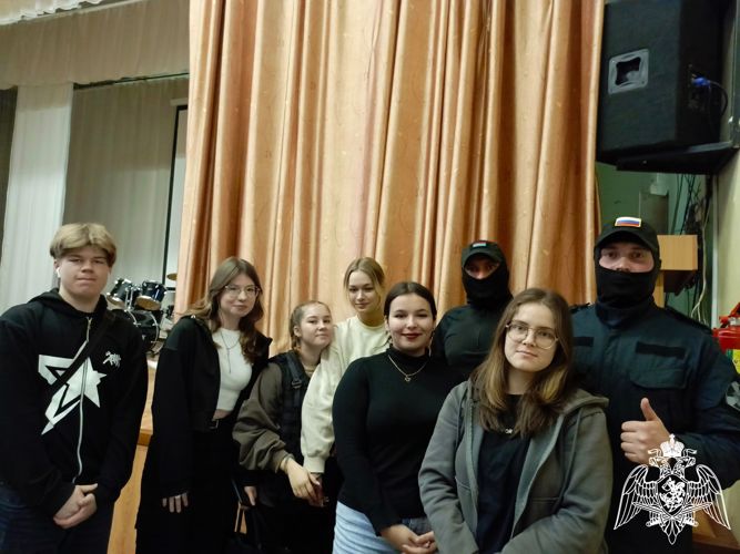 В преддверии 30-летия карельского ОМОН спецназовцы встретились со студентами
