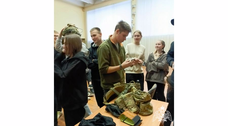 В преддверии 30-летия карельского ОМОН спецназовцы встретились со студентами
