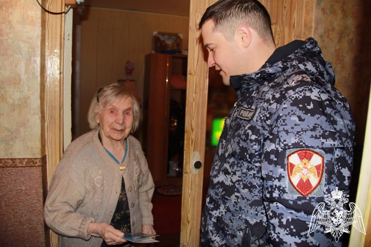 Представители вневедомственной охраны Росгвардии поздравили ветеранов службы с профессиональным праздником (видео)