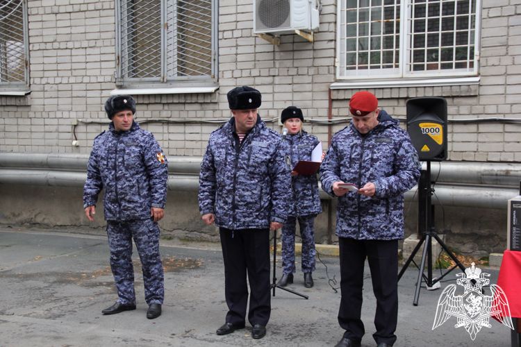 Сотрудников и работников вневедомственной охраны поздравили с профессиональным праздником