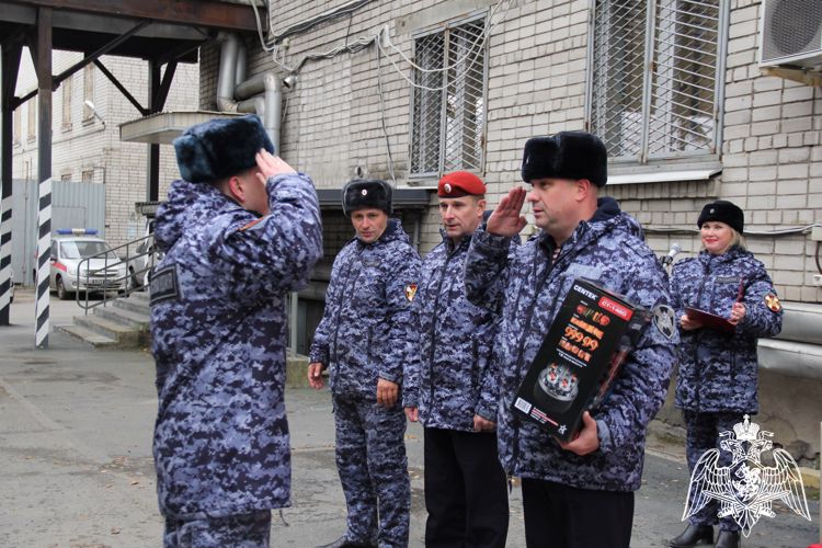Сотрудников и работников вневедомственной охраны поздравили с профессиональным праздником