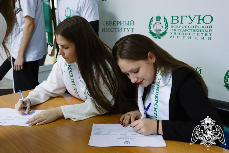 Офицеры Росгвардии приняли участие в Дне открытых дверей в карельском филиале РПА