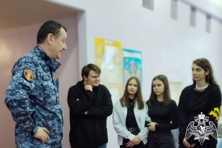Офицеры Росгвардии провели профориентационное занятие для старшеклассников Медвежьегорска