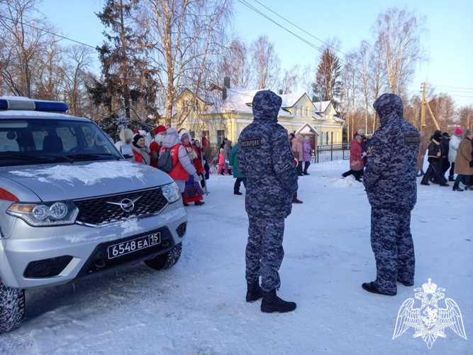 Сотрудники Росгвардии обеспечили охрану общественного порядка на Зимнем фестивале дедов Морозов