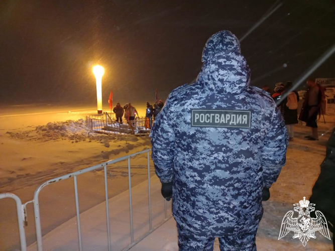 Сотрудники Управления Росгвардии по Республике Карелия обеспечили охрану общественного порядка во время празднования Крещения Господня