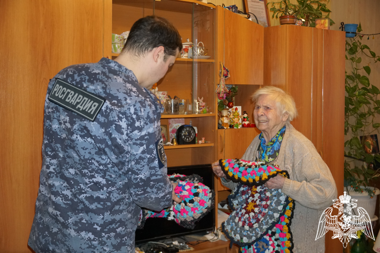 В преддверии 80-летия со дня снятия блокады Ленинграда сотрудники Росгвардии посетили ветеранов ведомства (видео)
