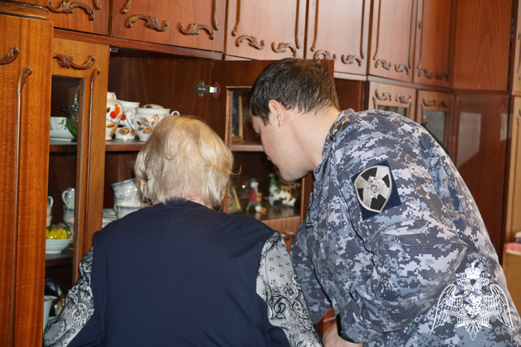 В преддверии 80-летия со дня снятия блокады Ленинграда сотрудники Росгвардии посетили ветеранов ведомства (видео)