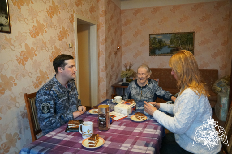 В преддверии 80-летия со дня снятия блокады Ленинграда сотрудники Росгвардии посетили ветеранов ведомства (видео)